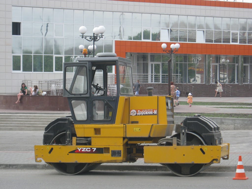 Дорожный двухвальцовый каток XCMG YZC7. Курган, улица Савельева