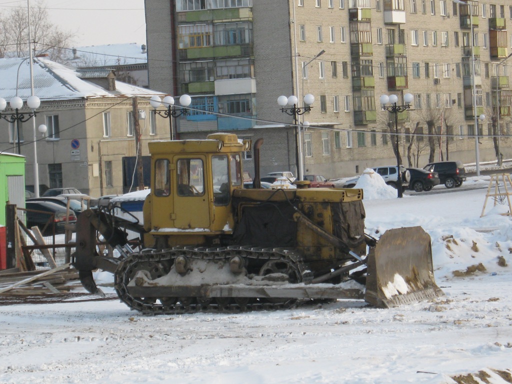 Бульдозер-рыхлитель на базе трактора Т-170*. Курган, Молодёжный парк