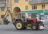 Экскаватор-бульдозер ЭО-2621В-2 на базе трактора ЗТМ-60*. Курган, улица Коли Мяготина