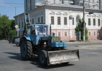Экскаватор-бульдозер ЭО-2621А на базе трактора ЮМЗ-6*. Курган, улица Савельева