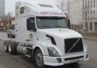 Седельный тягач Volvo VNL #Т 600 АВ 04. Курган, улица Карла Маркса
