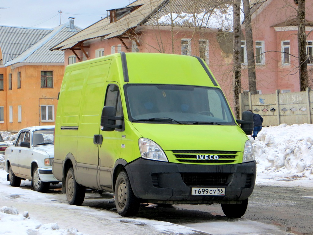 Цельнометаллический фургон Iveco Daily #Т 699 СУ 96. Свердловская область, Краснотурьинск, улица Микова