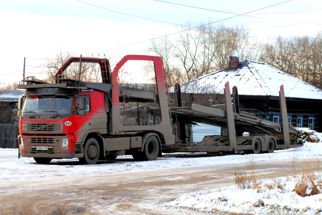 Автовоз на шасси Volvo FM12 #Р 444 СС 96 с прицепом. Свердловская область, Серов, Братская улица