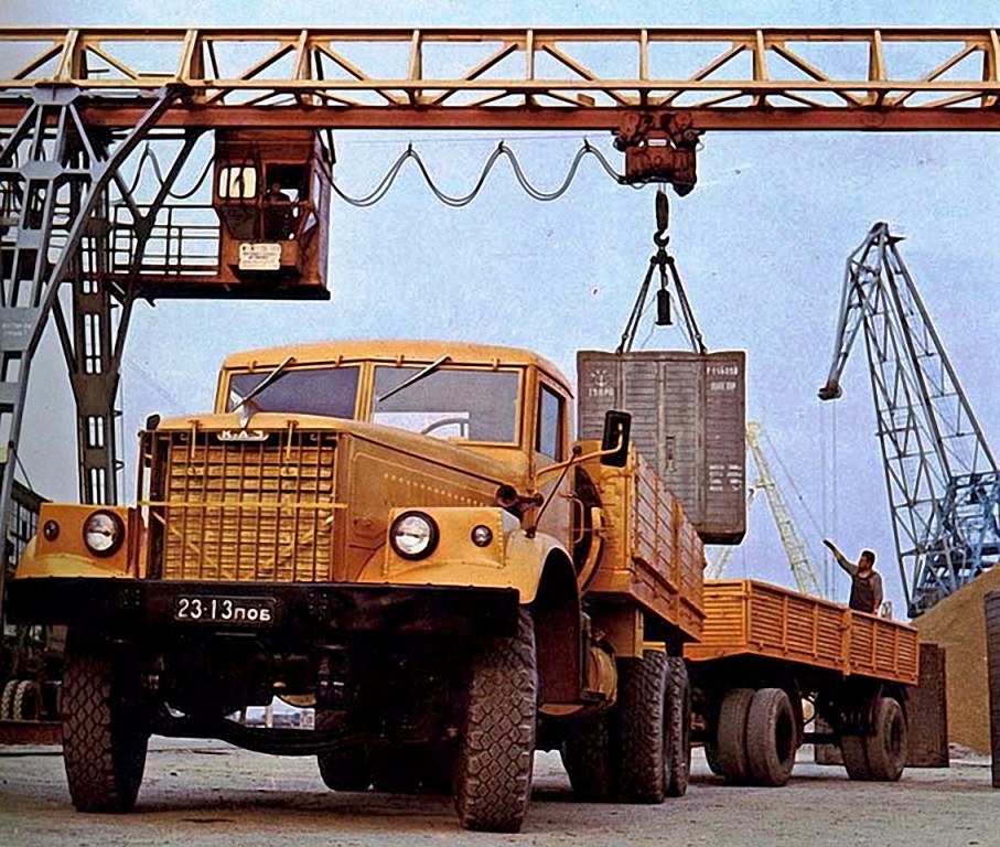 Автомобиль КрАЗ-257Б1 #23-13 ПОБ с двухосным прицепом МАЗ-8926 (2-ПН-6М).  