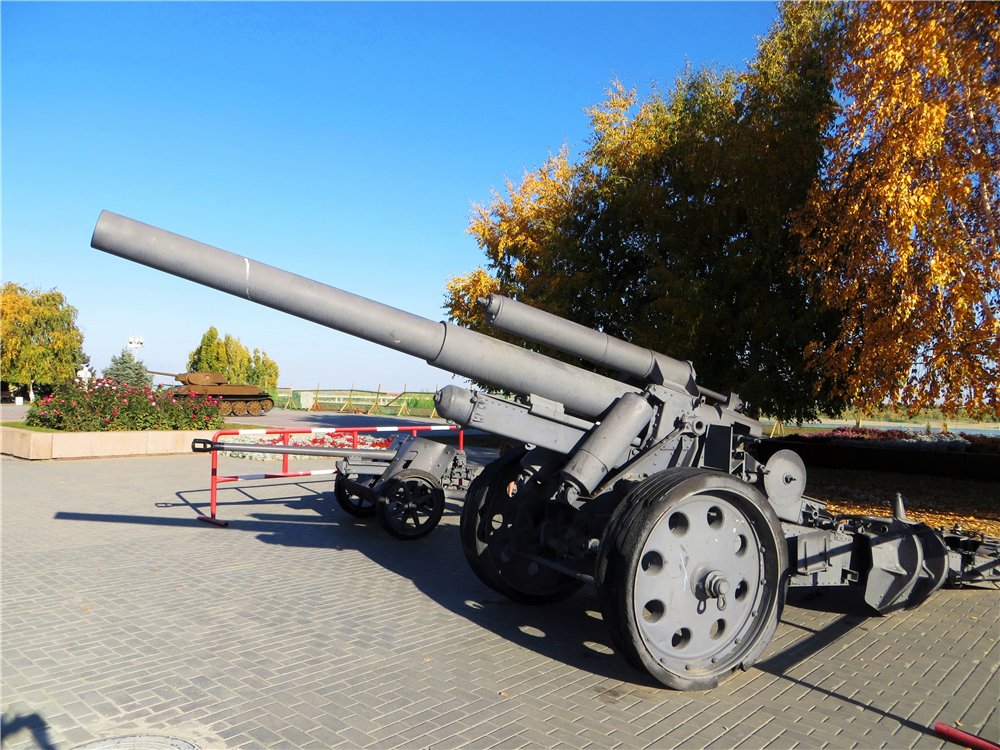 Тяжёлая гаубица 15 cm sFH 18 и противотанковая пушка 7,5 cm Pak. 40. Волгоград, Выставка у музея "Сталинградская битва"