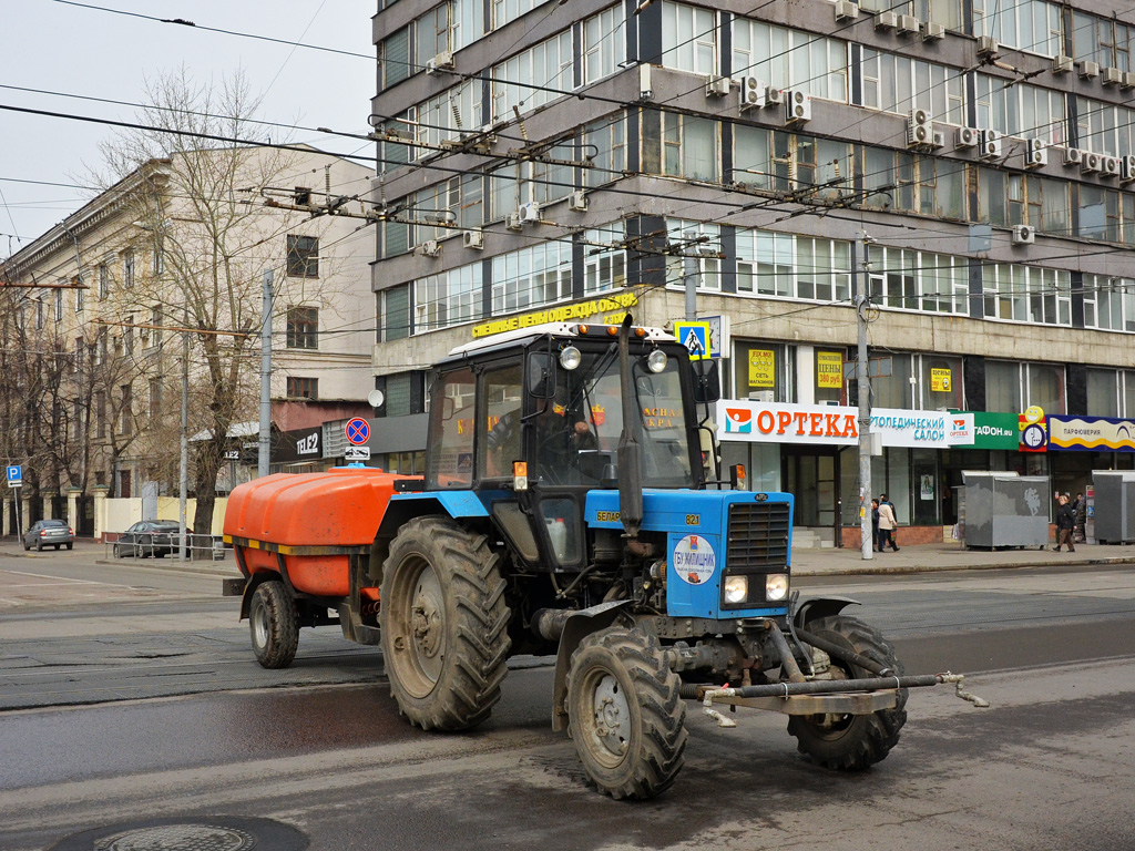 Коммунальная уборочная машина на базе трактора МТЗ-82.1 с прицепом-цистерной для полива (ГБУ "Жилищник" района "Соколиная Гора"). Москва, Вельяминовская улица 