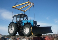 Трактор Беларус-1221.2 с отвалом. Свердловская область, Луговской