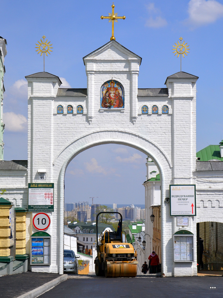 Каток Caterpillar . Украина, Киев, Киево-Печерская лавра