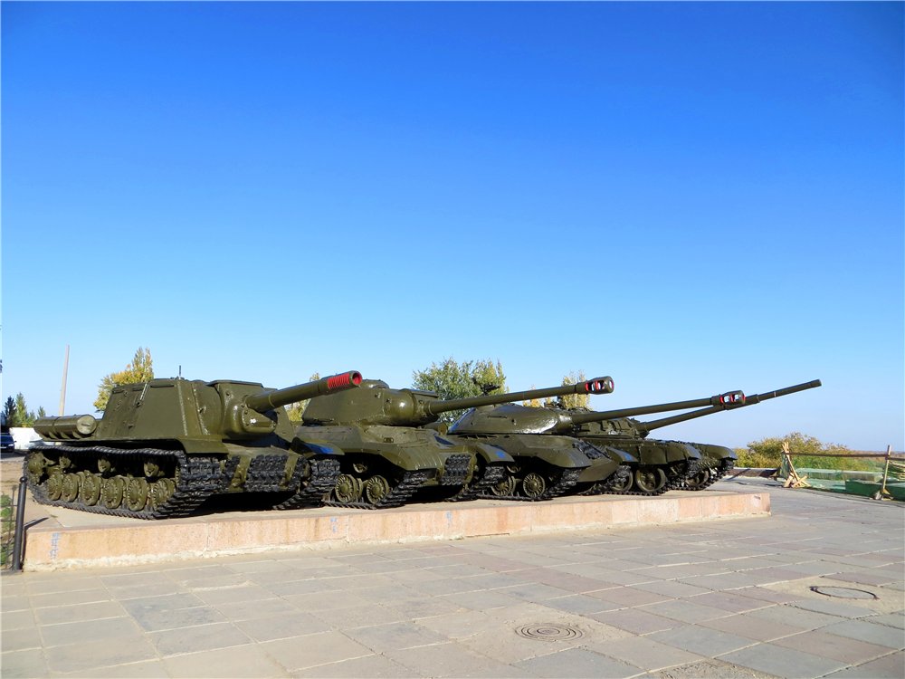 Группа тяжёлых танков. На фото (слева направо): ИСУ-152, ИС-2М, ИС-3, Т-72. Волгоград, Выставка у музея "Сталинградская битва"