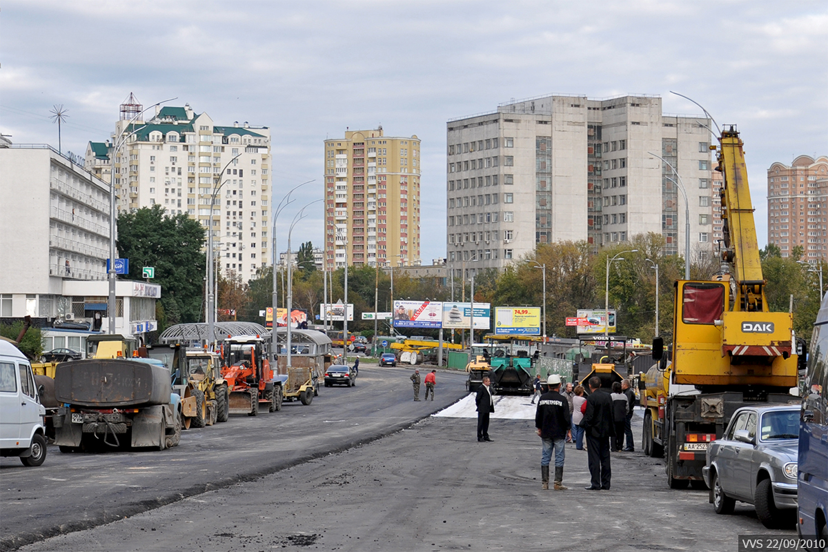 Техника на строительстве выходов со станции метро "Голосеевская" и реконструкции улицы Васильковской. Киев, Васильковская улица