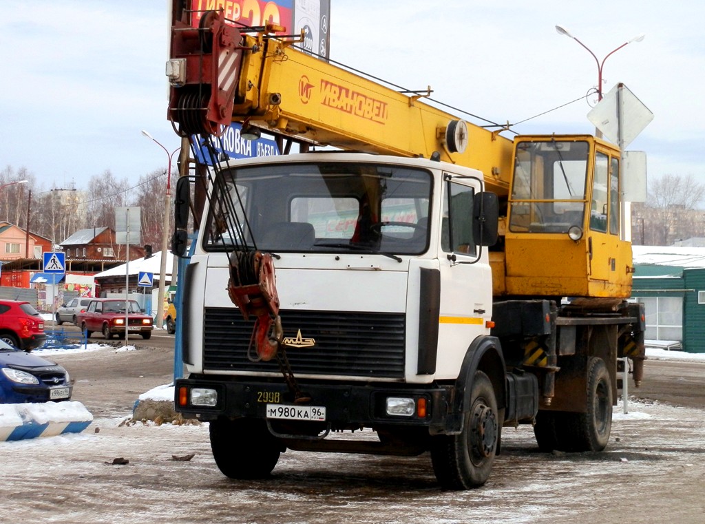 Автокран КС-35715 "Ивановец" на шасси МАЗ-5337 #М 980 КА 96. Свердловская область, Серов, улица Победы