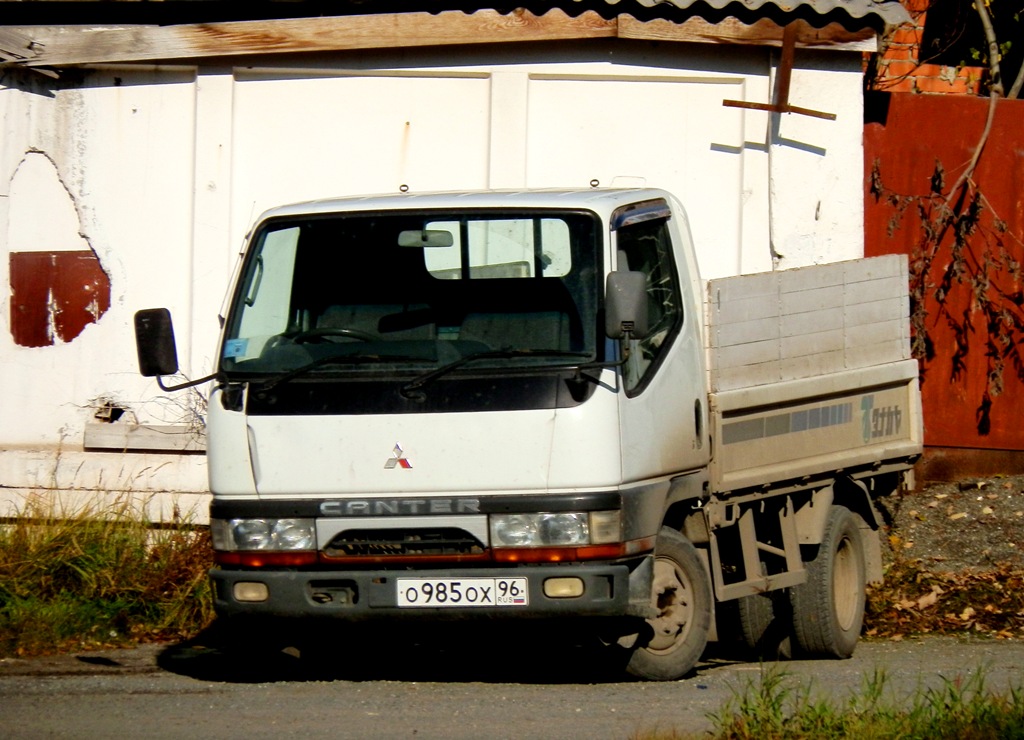 Бортовой грузовик Mitsubishi Canter #О 985 ОХ 96. Свердловская область, Краснотурьинск, Октябрьская улица