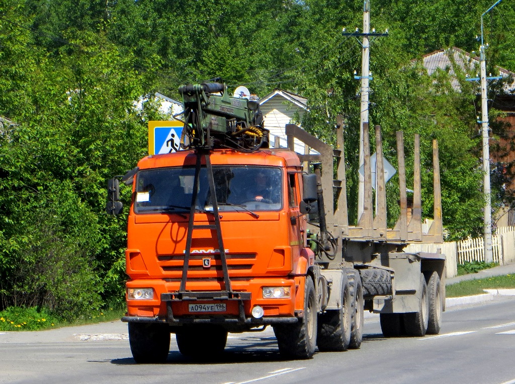 Автопоезд-сортиментовоз с КМУ на базе КамАЗ-44108 #А 094 УЕ 196. Свердловская область, Серов, Каквинская улица