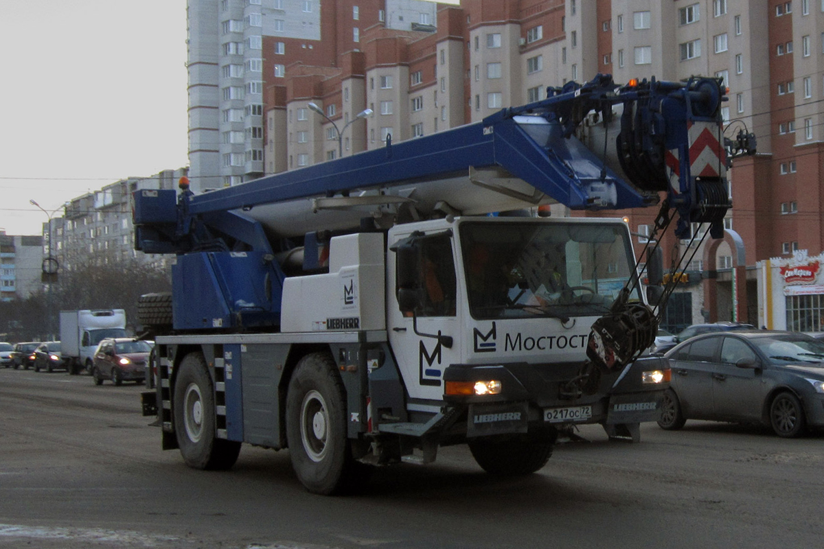 Автокран Liebherr #О 217 ОС 72. Тюмень, улица 50 лет Октября
