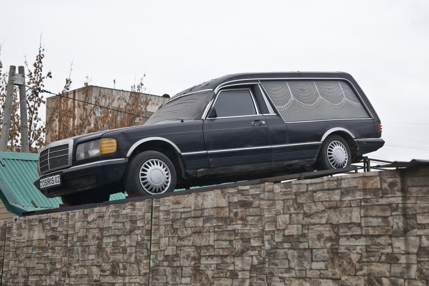 Катафалк на шасси Mercedes-Benz W126. Алматы, улица Толе би