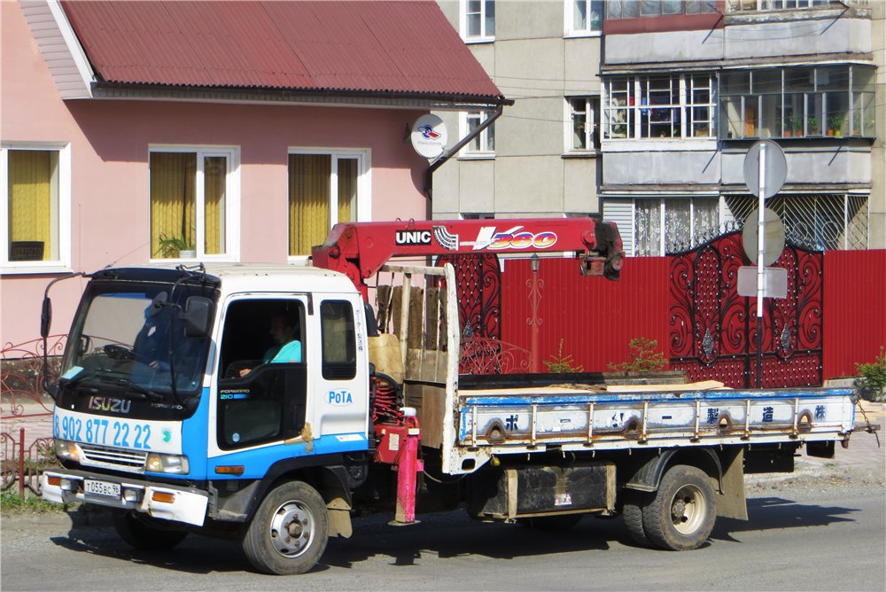Боротвой грузовик Isuzu Forward 210 с КМУ #Т 055 ВС 96. Свердловская область, Краснотурьинск, Октябрьская улица