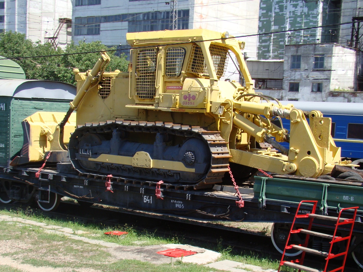 Бульдозер-рыхлитель Komatsu D355A в составе восстановительного поезда ВП-6. Крым, Джанкой