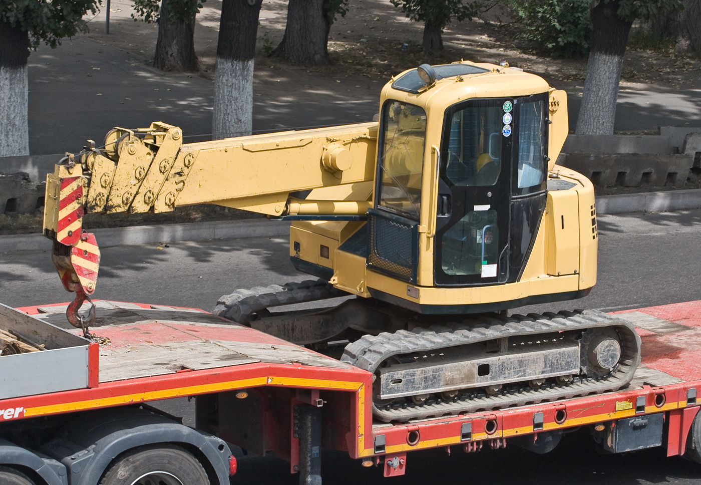 Гусеничный кран Komatsu LC755. Алматы, проспеки Рыскулова