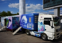 Седельный тягач MAN TGX 18.400 #М 121 РЕ 199 с прицепом "Передвижной учебный класс "Нанотехнологии и материалы". Москва, территория парка "Сокольники" 