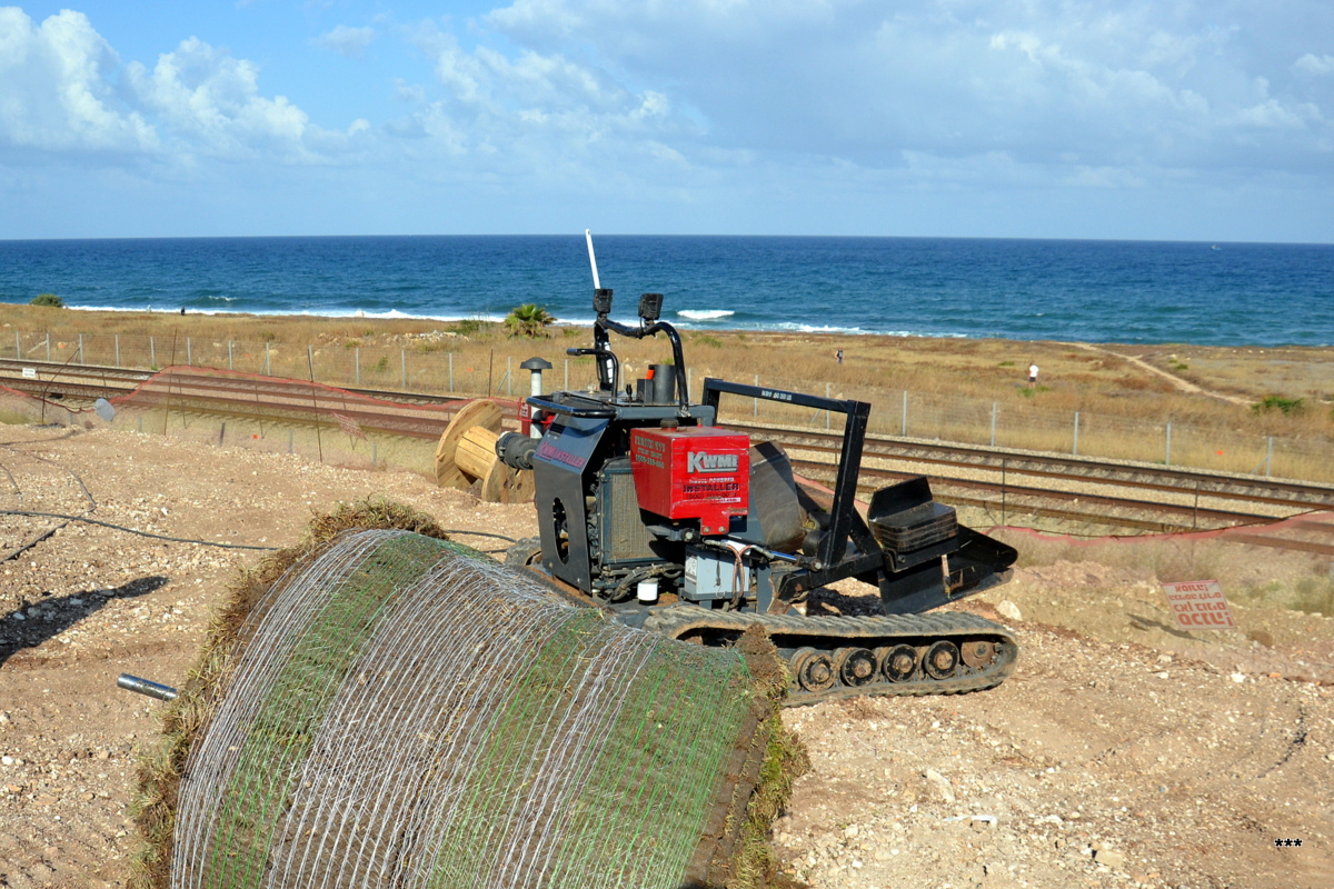 Миникомбайн гусеничный для укладки газона KWMI (Mini Harvester KWMI). Израиль, Хайфа