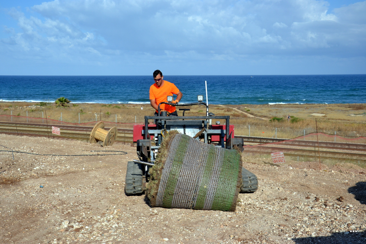 Миникомбайн гусеничный для укладки газона KWMI (Mini Harvester KWMI). Израиль, Хайфа