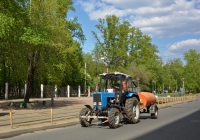 Коммунальная уборочная машина на базе трактора МТЗ-82.1 с прицепом-цистерной для полива . Москва, улица Зои и Александра Космодемьянских 