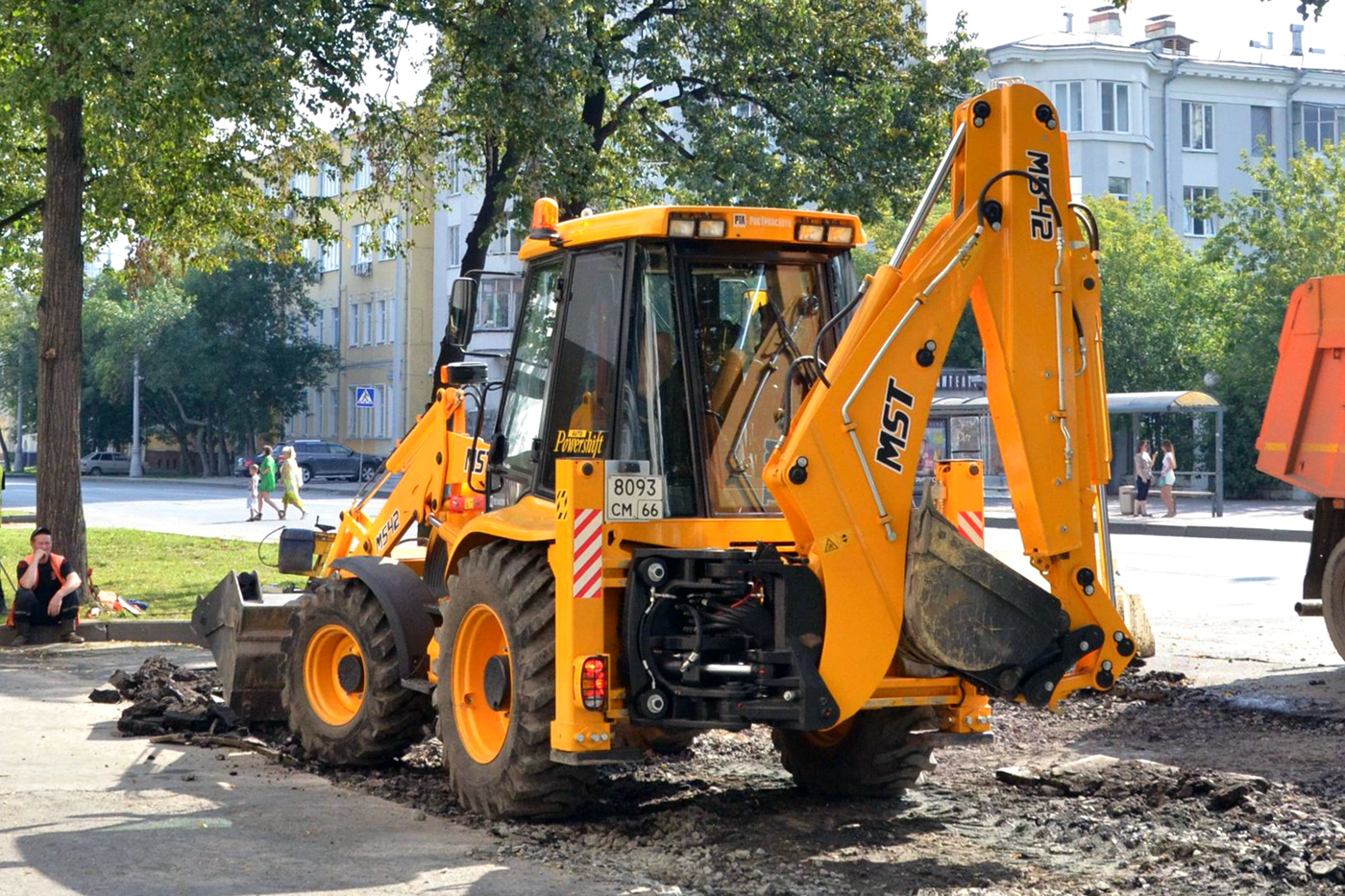 Экскаватор-погрузчик MST M542 Plus #8093 СМ 66. Екатеринбург, улица Малышева