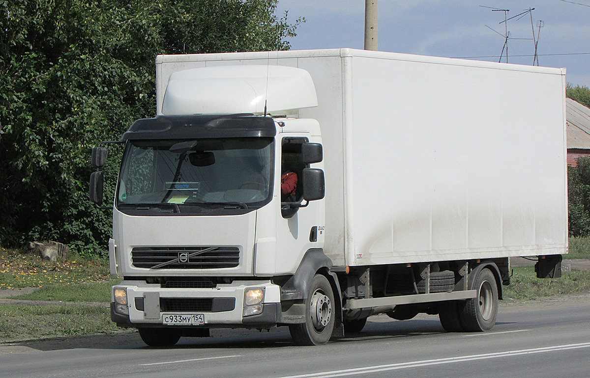 Фургон на шасси Volvo FL240  #С 933 МУ 154. Новосибирск, улица Одоевского