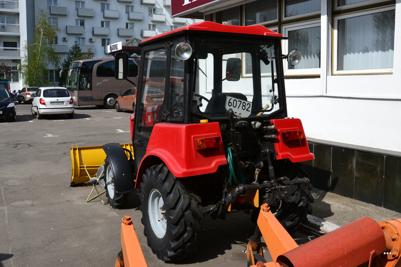 Коммунальная уборочная машина на базе трактора "Беларус"- 320.4. Украина, Киев, улица Андрея Малышко 