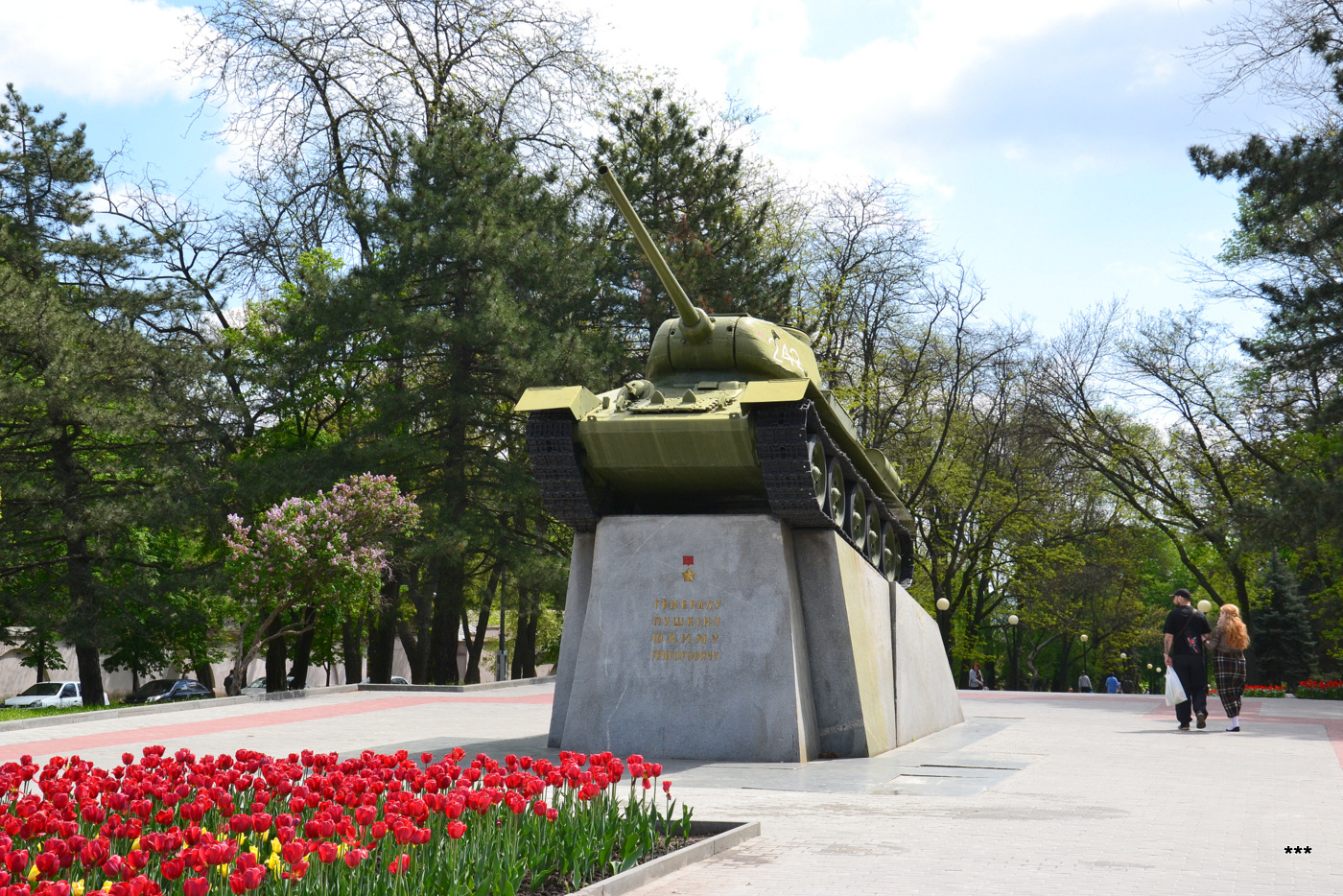 Памятник генералу Пушкину, танк Т-34-85. Украина, Днепропетровск, прспект Дмитра Яворницького