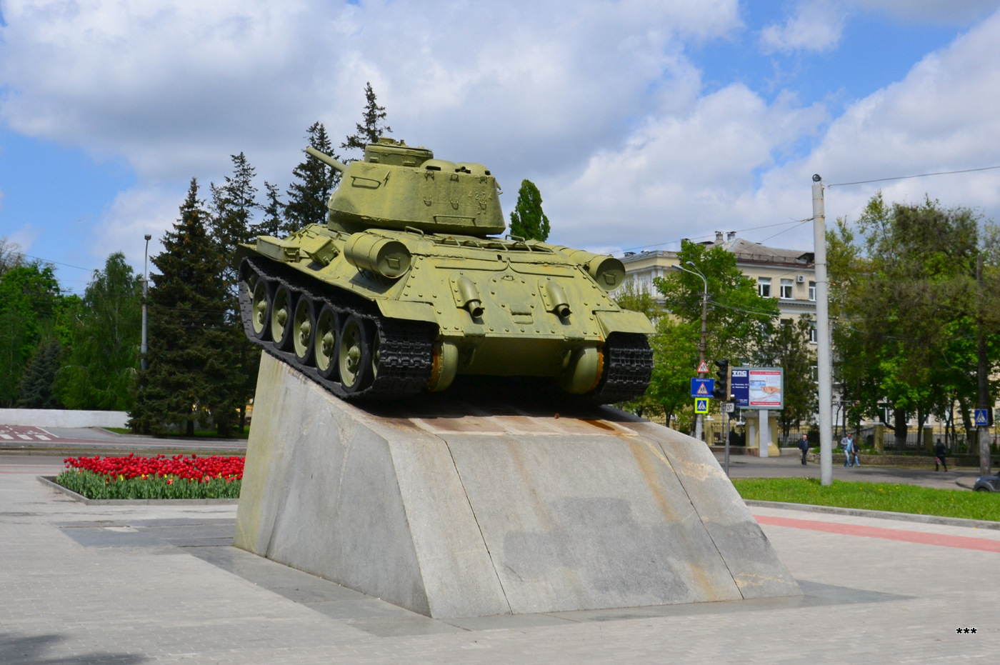 Памятник генералу Пушкину, танк Т-34-85. Украина, Днепропетровск, прспект Дмитра Яворницького
