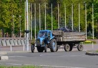 Трактор коммунальных служб МТЗ-80* "Беларусь" с прицепом  2 ПТС-4*. Украина, Киев, улица Генерала Жмаченко 