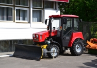 Коммунальная уборочная машина на базе трактора "Беларус"- 320.4. Украина, Киев, улица Андрея Малышко