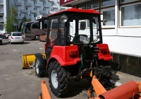 Коммунальная уборочная машина на базе трактора "Беларус"- 320.4. Украина, Киев, улица Андрея Малышко 