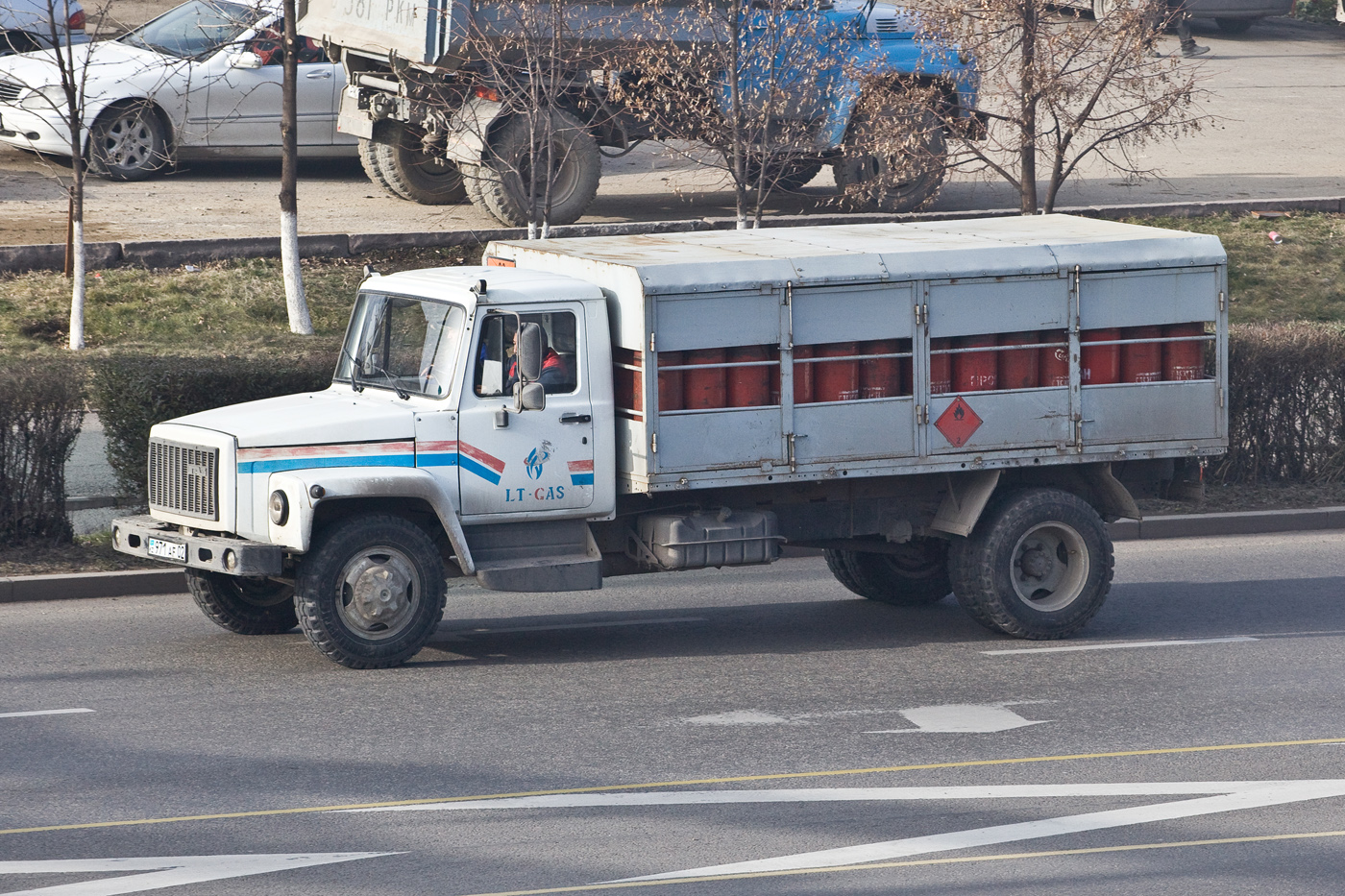 Автомобиль-баллоновоз на удлиненном шасси ГАЗ-3309 #971 AF 02. Алматы, улица Саина