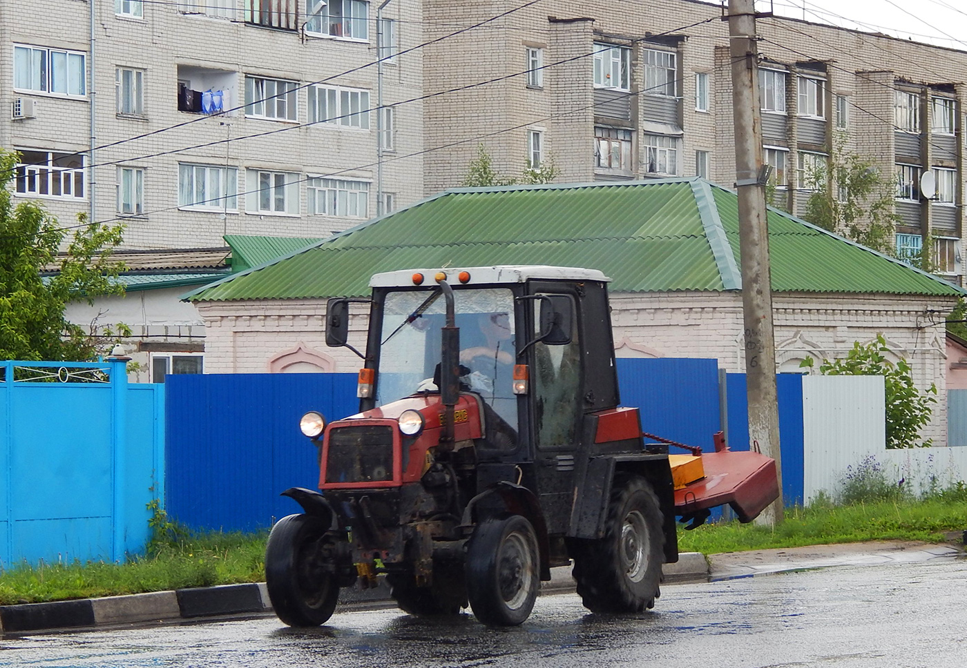 Трактор Беларус-320* #0797 ЕС 31 с навесной косилкой. Белгородская область, г. Алексеевка, улица Маяковского