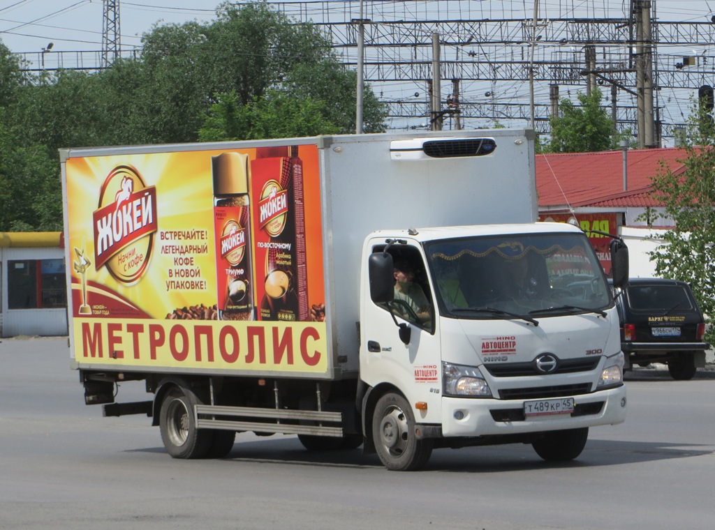 Фургон на шасси Hino 300-815  #Т 489 КР 45. Курган, Станционная улица