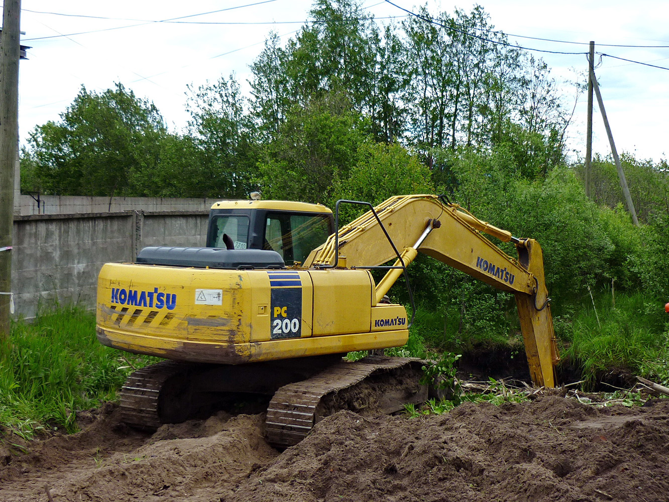 Экскаватор гусеничный Komatsu PC200 #7310 АК 29. Россия, Архангельская область, Архангельск, Мостовая улица