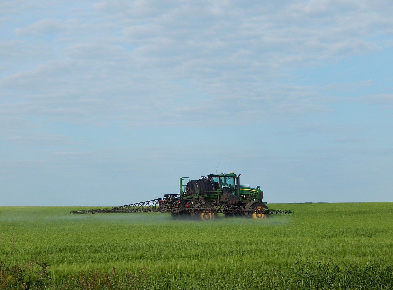 Трактор John Deere с навесным опрыскивателем. Белгородская область, Губкинский район