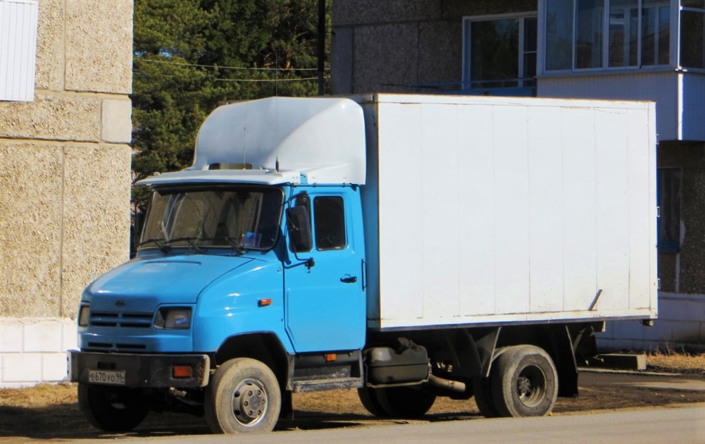 Фургон на шасси ЗиЛ-5301БО #Е 670 УО 96. Свердловская область, Новая Ляля, улица Лермонтова