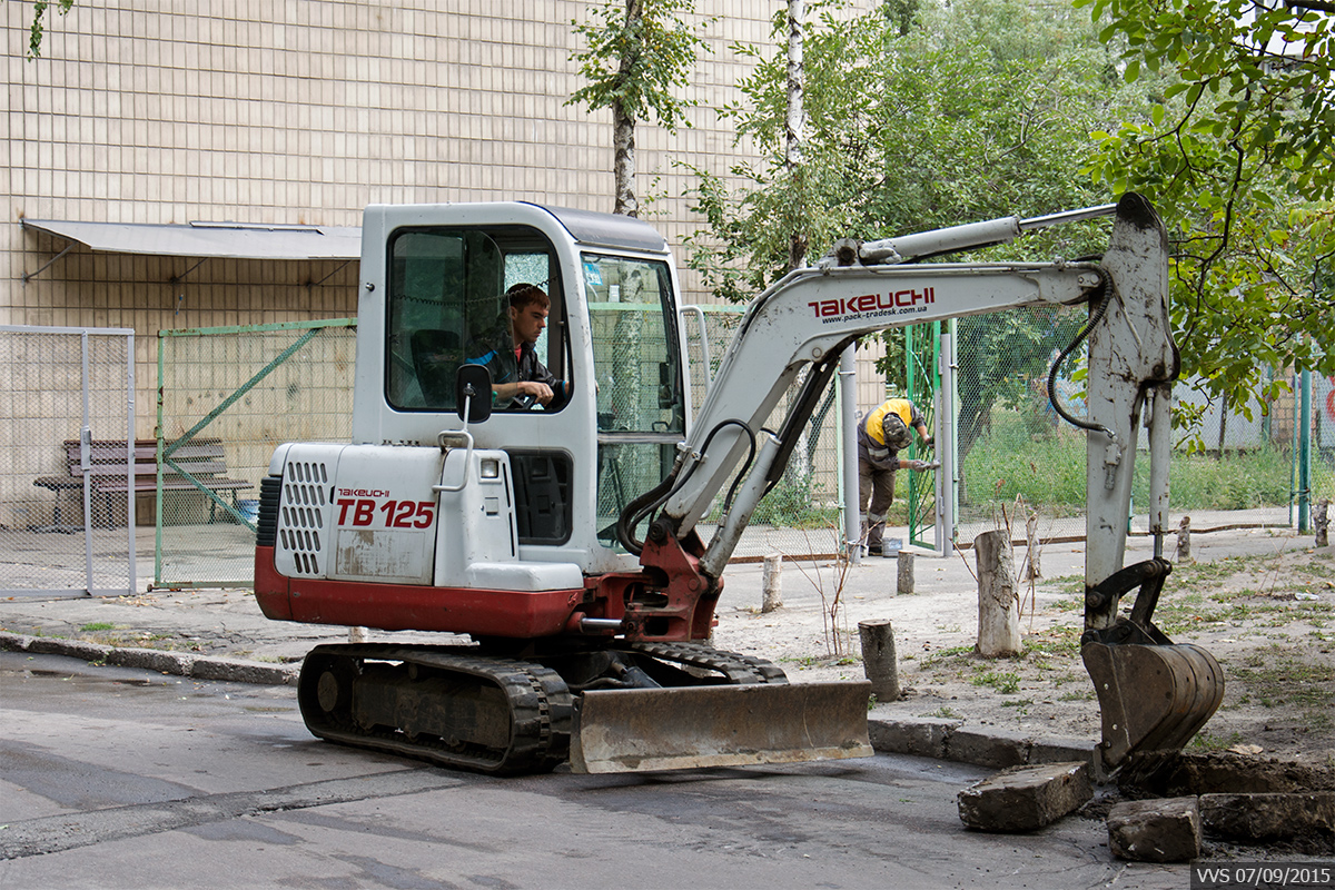 Экскаватор Takeuchi TB 125. Киев, Голосеевский проспект