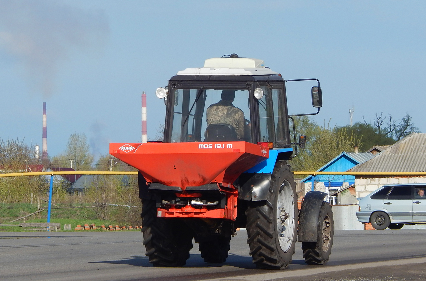 Трактор Беларус-82.1 с разбрасывателем удобрений KUHN MDS 19.1 M. Белгородская область, Старооскольский район, с. Городище
