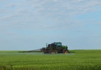 Трактор John Deere с навесным опрыскивателем. Белгородская область, Губкинский район