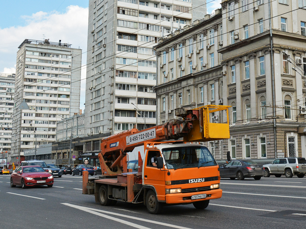 Автоподъёмник Aichi SK-200 на шасси Isuzu ELF #Е 107 МВ 750 . Москва, Садовая-Триумфальная улица 