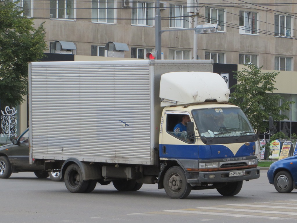Фургон Mitsubishi Canter #Т 497 РН 96. Курган, улица Куйбышева
