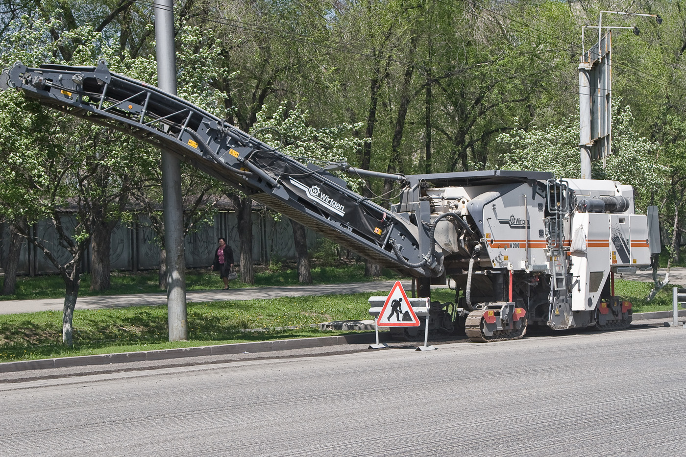 Дорожная фреза Wirtgen W2000. Алматы, улица Момышулы