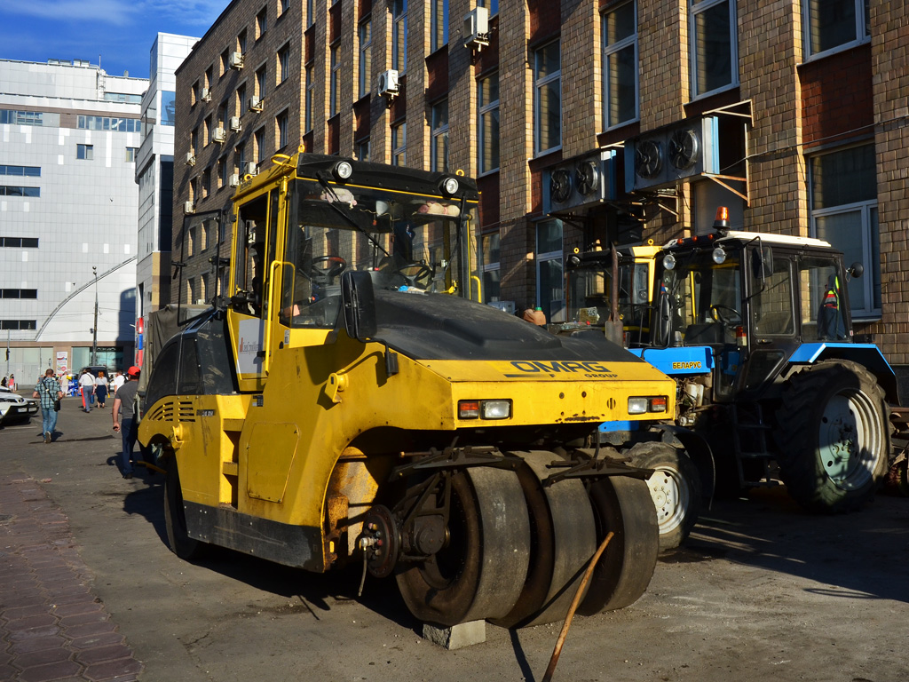 Пневмоколесный каток Bomag BW 24 RH. Москва, Брянская улица 