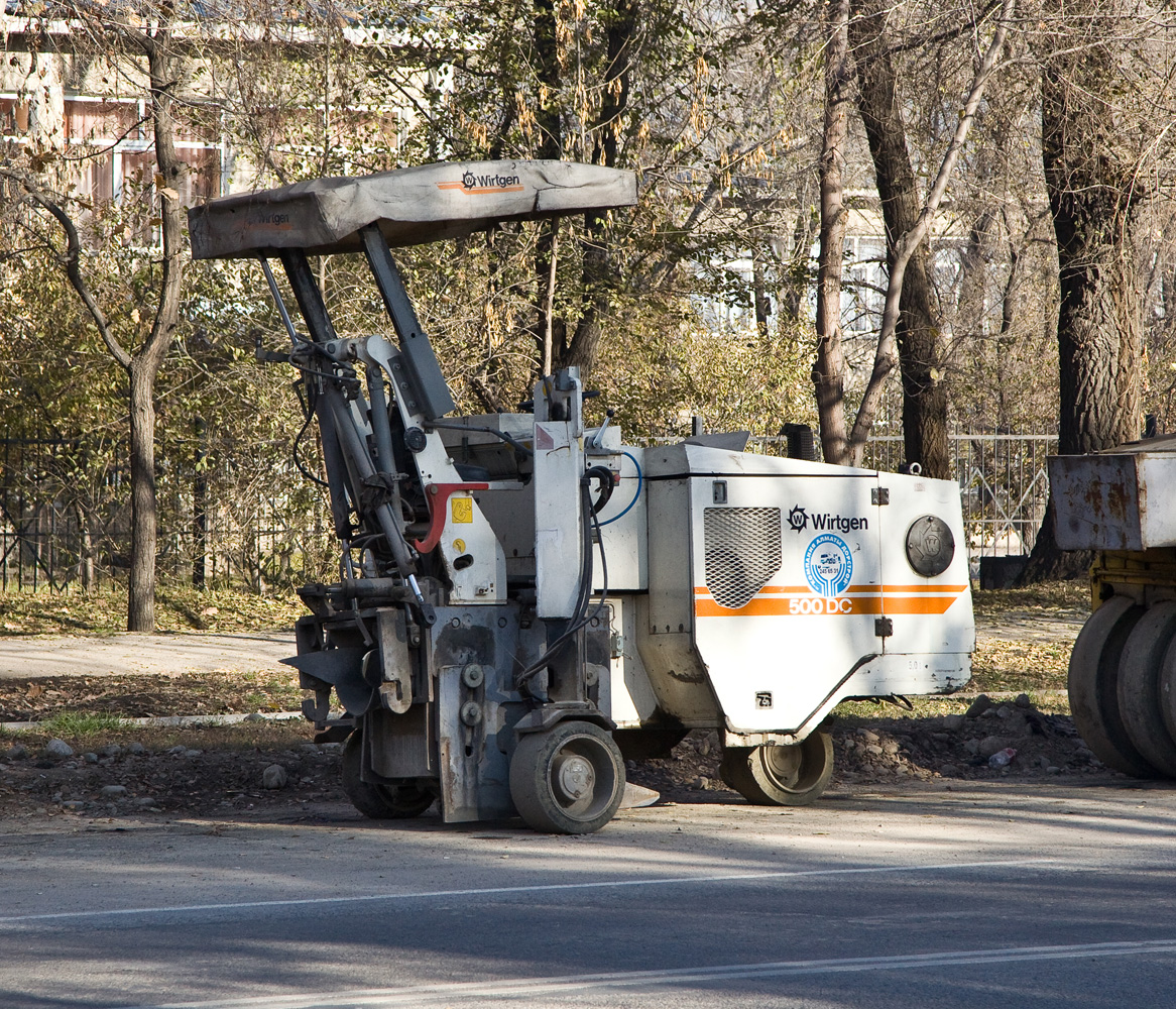 Дорожная фреза Wirtgen 500DC. Алматы, улица Кабдолова