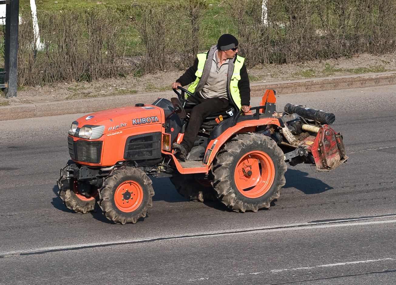 Колесный трактор Kubota B1830. Алматы, улица Саина