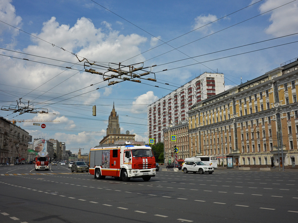 Пожарная автоциситерна АЦ-3,2-40/4(43253)-001МС на шасси КамАЗ-43253 #Х 610 НТ 777. Москва, Зубовская площадь 